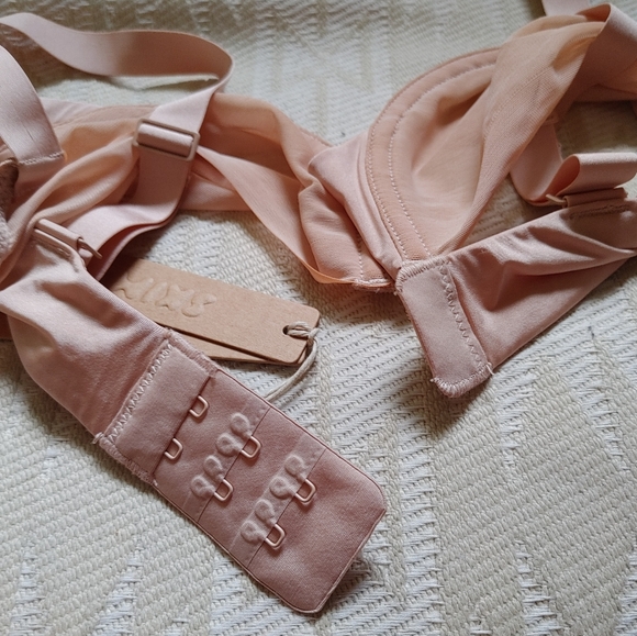 SKIMS Molded Unlined Demi Bra - Picture 9 of 14